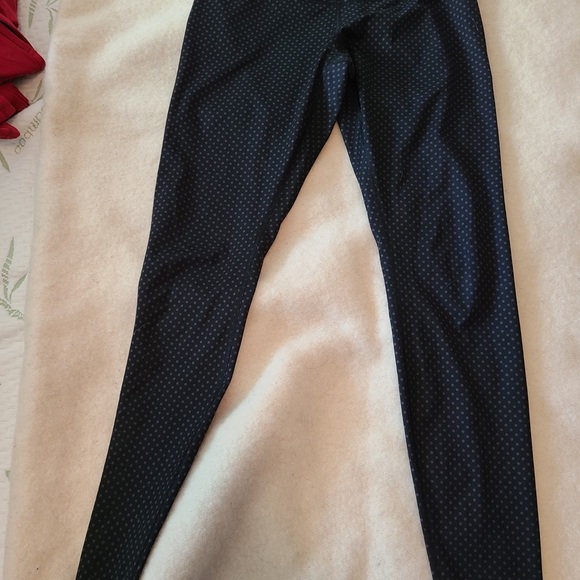 Lululemon Size 8 Wunder Under Black Polka Dot Pattern - Picture 3 of 4